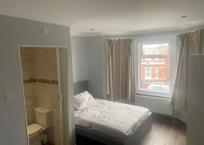 Modern And Sleek Ensuite-Room With Double Bed