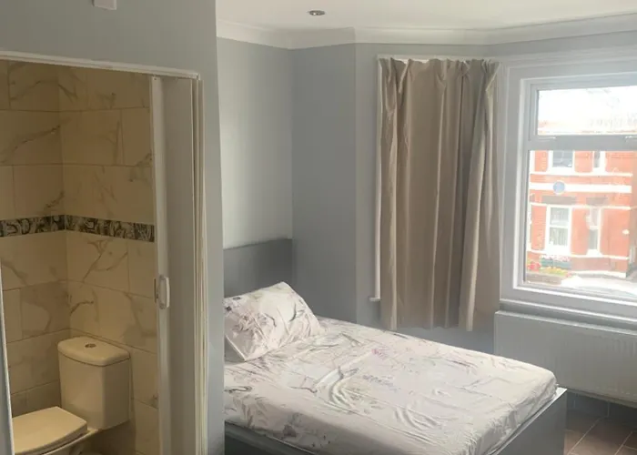 Modern And Sleek Ensuite-Room With Double Bed