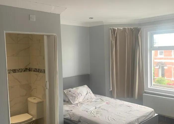 Modern And Sleek Ensuite-Room With Double Bed
