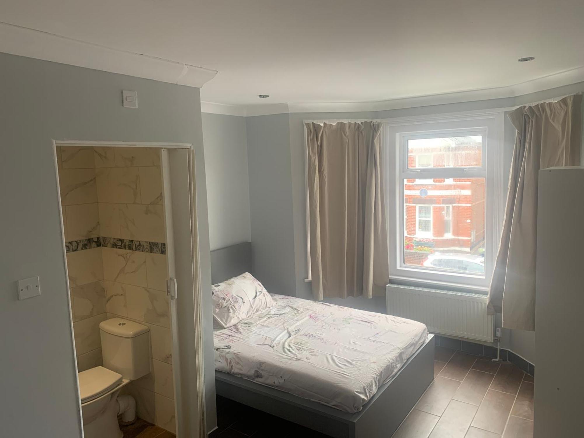 Modern And Sleek Ensuite-room With Double Bed Apartment *