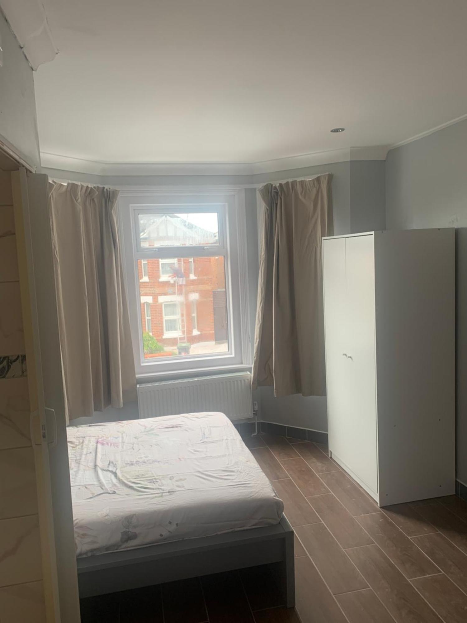 Modern And Sleek Ensuite-room With Double Bed *