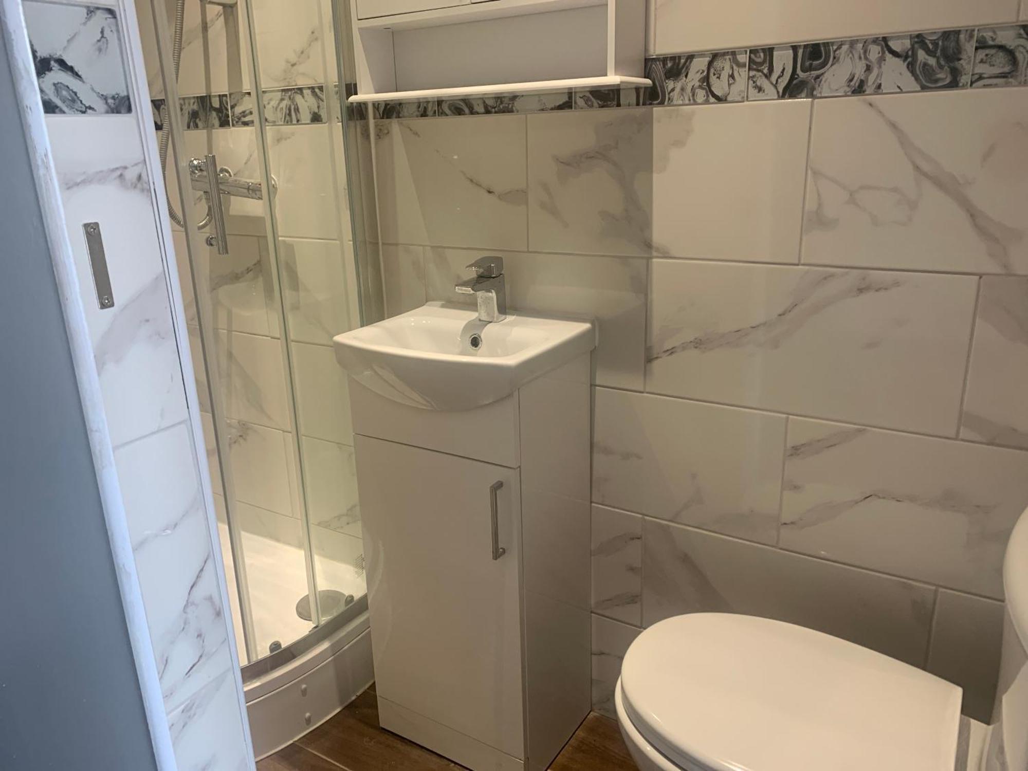 Modern And Sleek Ensuite-room With Double Bed