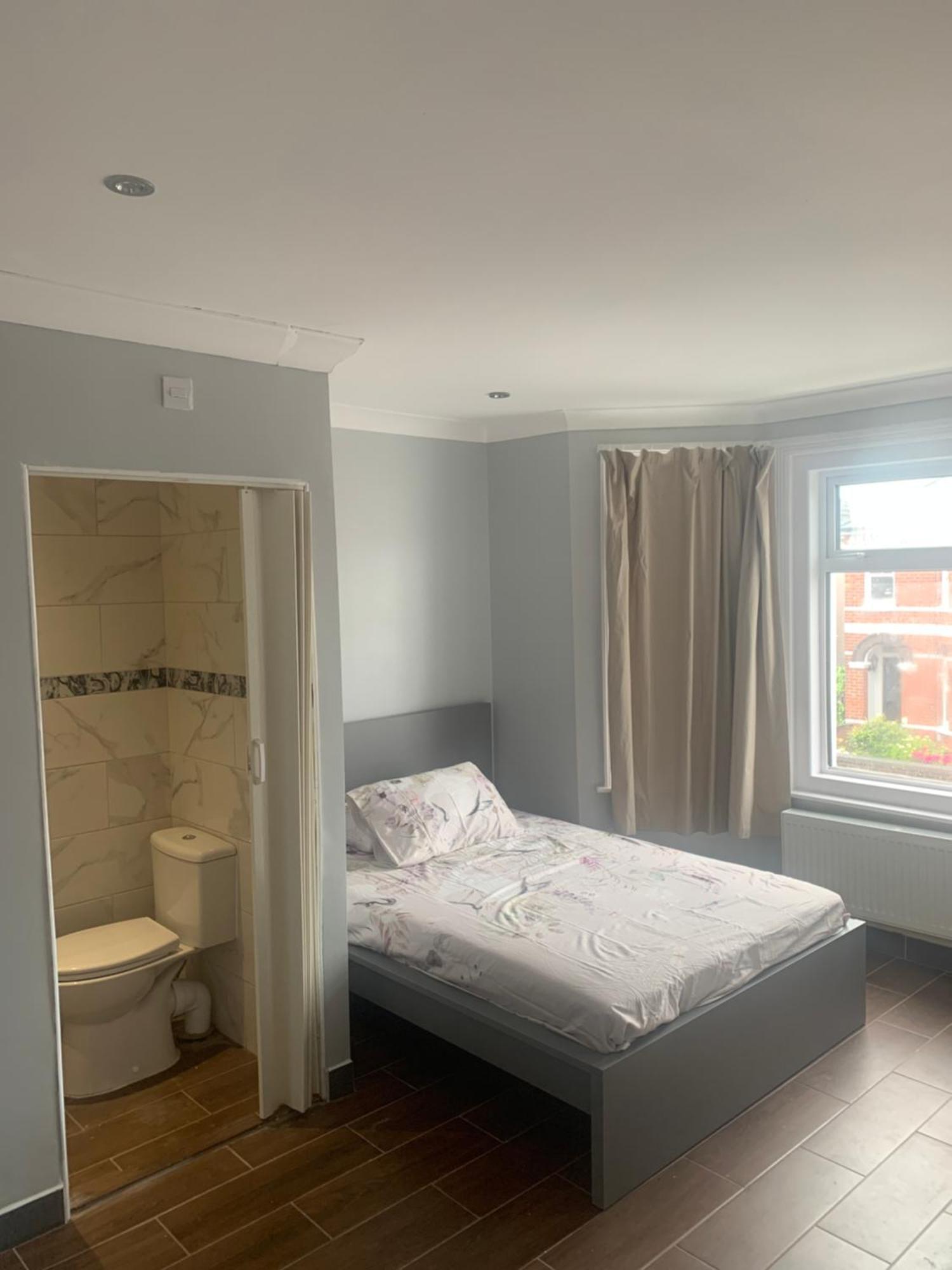 Modern And Sleek Ensuite-room With Double Bed Apartment *