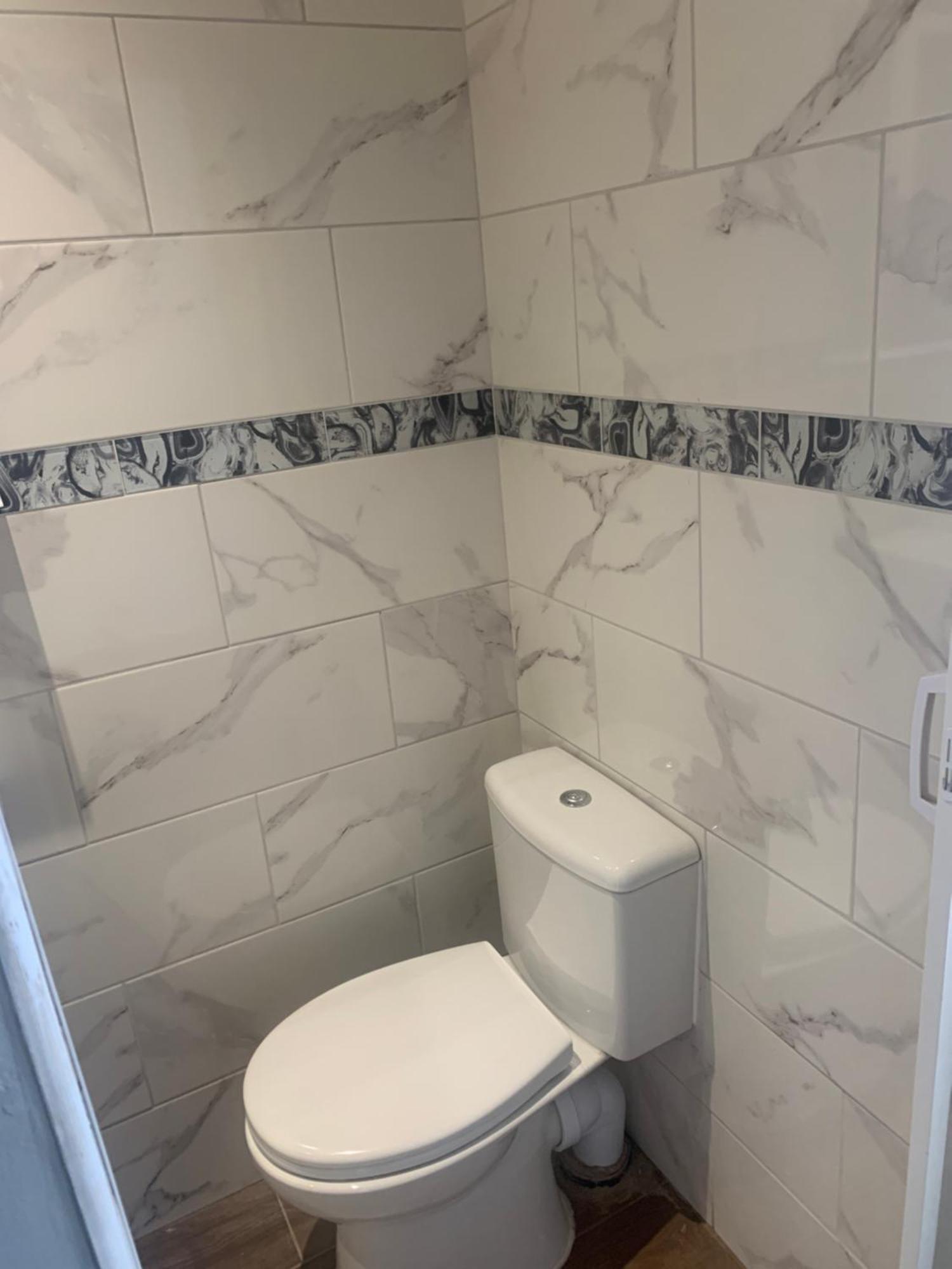 Modern And Sleek Ensuite-room With Double Bed