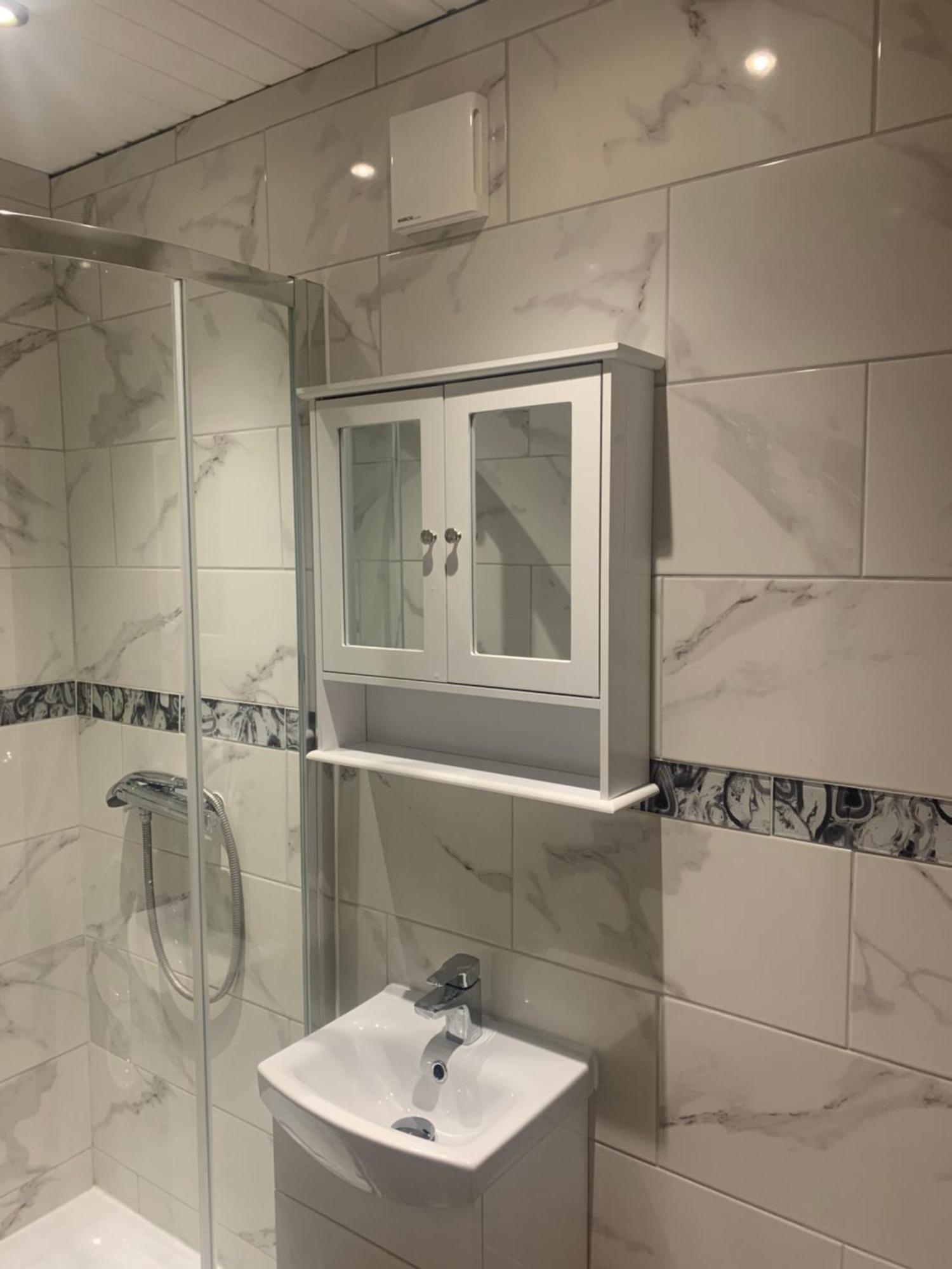 Modern And Sleek Ensuite-room With Double Bed Apartment *