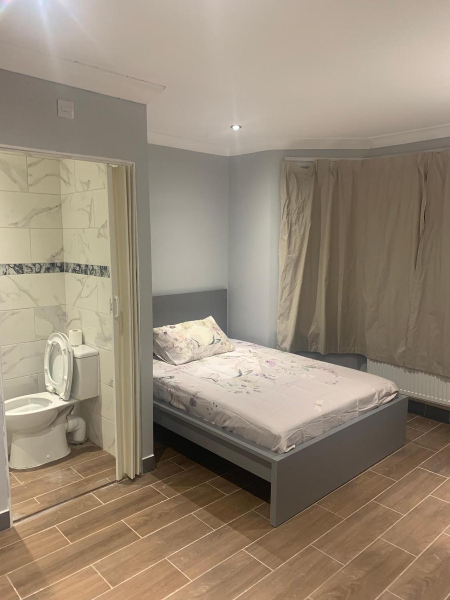 Modern And Sleek Ensuite-room With Double Bed *